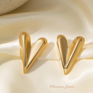 Dainty Gold Heart Jewellery Set - Image 3